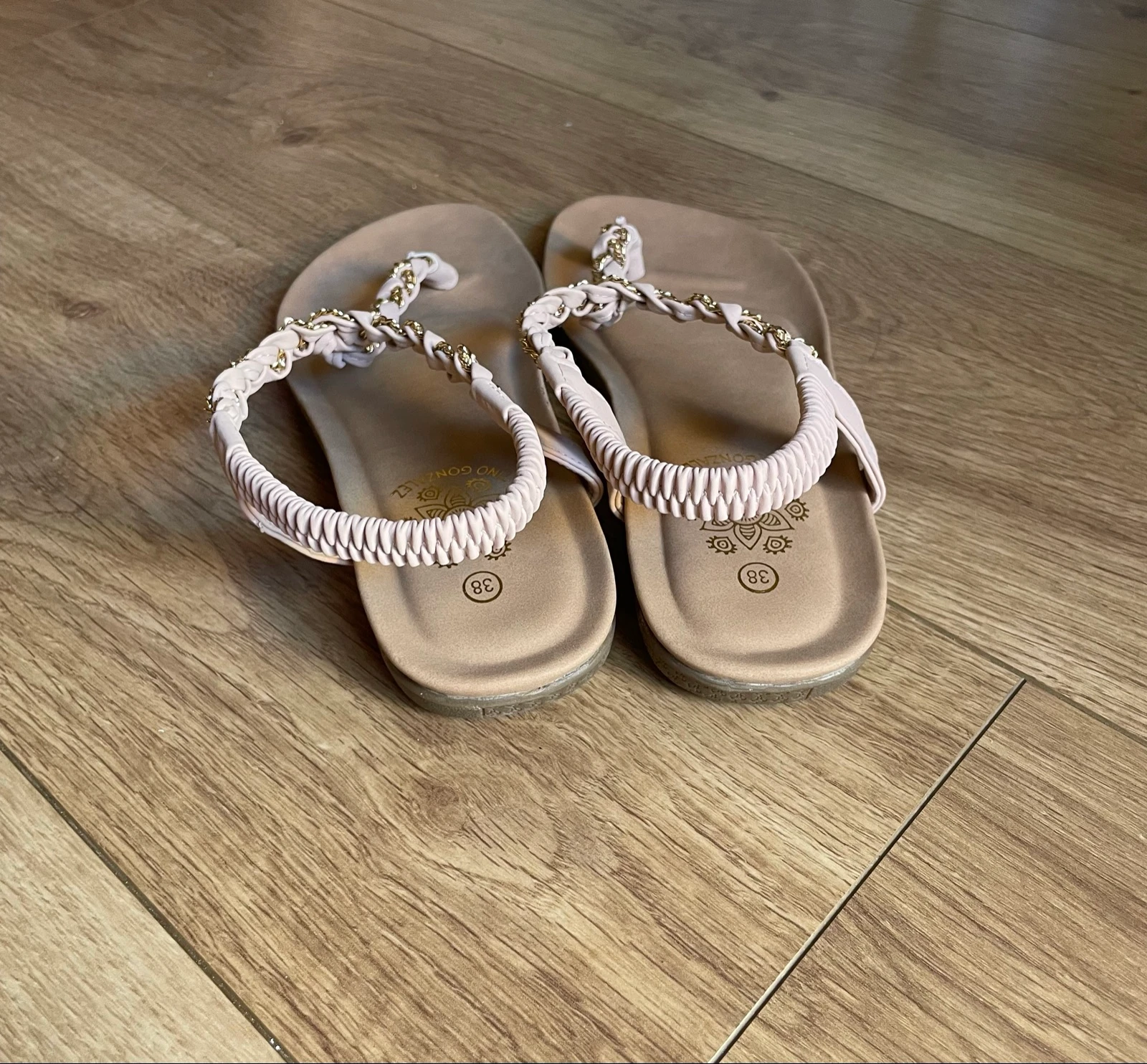 Sandália plana com detalhes dourados tamanho 38 – photo 3